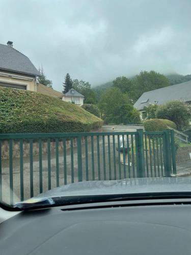 une voiture garée devant une clôture en bois dans l'établissement Saint-martin chantal, à Vier-Bordes