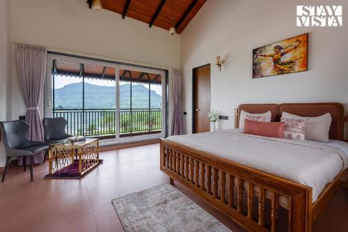 Ένα ή περισσότερα κρεβάτια σε δωμάτιο στο StayVista at Zen Haven with Pool, Bathtub, BBQ