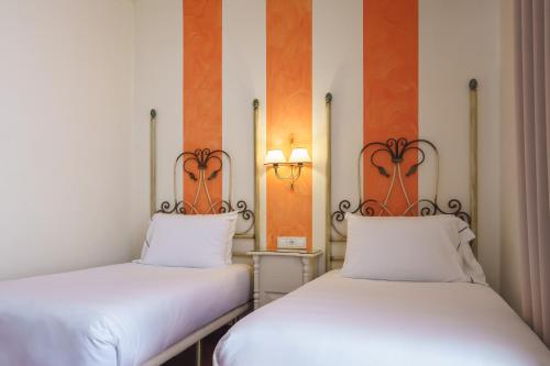 two beds sitting next to each other in a room at Crisol Chiclana in Chiclana de la Frontera