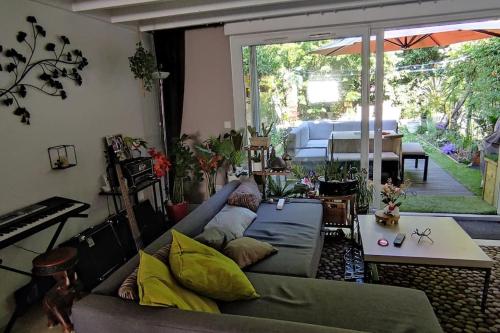 un salon avec un canapé et une table dans l'établissement Maison proche de tout, à Saint-Herblain