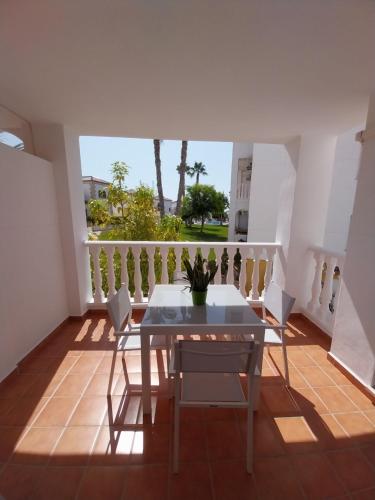 Balkoni atau teres di Charming Apartment in front of Villamartin Golf And Plaza