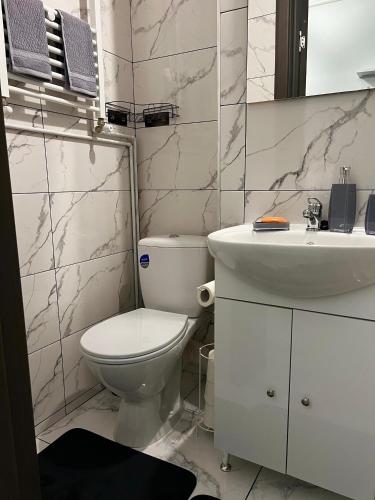 Ένα μπάνιο στο Laura's Chic Apartment
