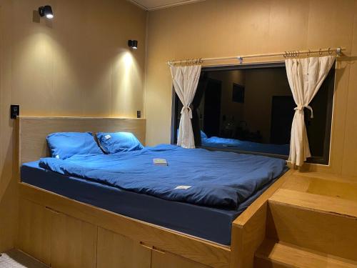 Postel nebo postele na pokoji v ubytování Sú Mỏ Choi Đà Lạt