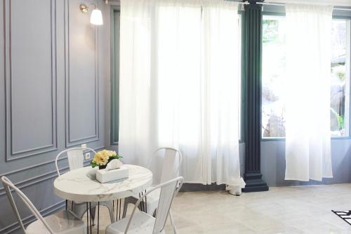 Χώρος καθιστικού στο Villa Airis By The Villas 100