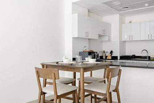 Una cocina o cocineta en Peaceful and Spacious Apartment in Saadiyat