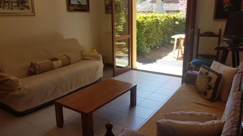 a living room with a couch and a table at Zarina in Pallanza