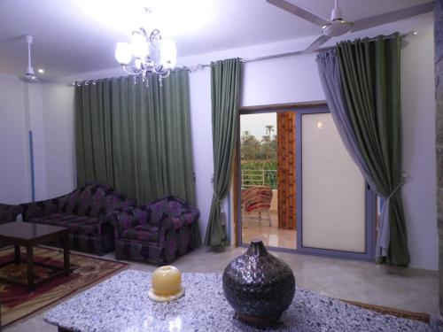 Ruang duduk di Nour House
