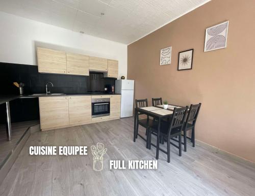 une cuisine et une salle à manger avec une table et des chaises dans l'établissement Marseille centre - wifi - lave et sèche linge - calme - cuisine, à Marseille