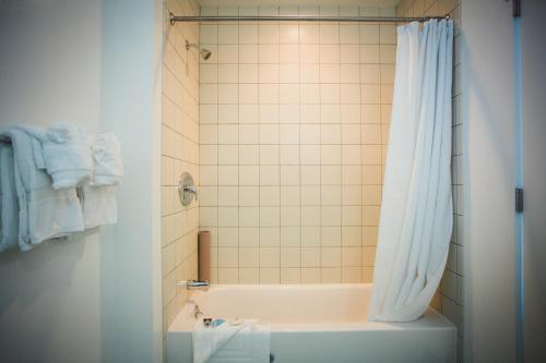 Ett badrum på Mylo Hotel