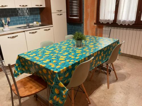 uma mesa de cozinha com uma toalha de mesa azul e amarela em Oro B22 em Florença