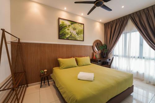 a bedroom with a bed and a ceiling fan at Horizon Ipoh 8Pax 3R2B - Tropical Bali Retreat in Ipoh