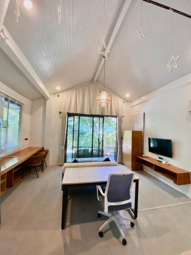 ein Schlafzimmer mit einem Bett, einem Schreibtisch und einem Stuhl in der Unterkunft Tropical Crystal Villa with Terrace Kitchen in Ko Phangan