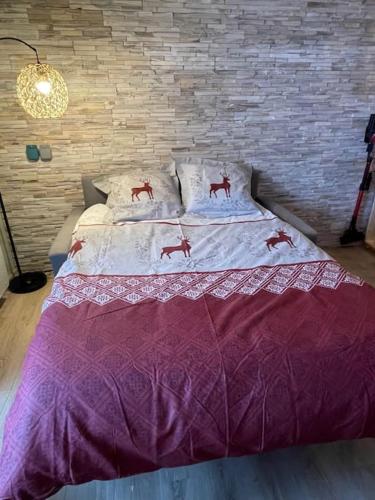 - une chambre avec un lit avec trois chevaux dans l'établissement Charme et quiétude au cœur du Haut-Jura, à Lamoura