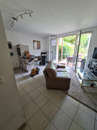 un salon avec un canapé et une table dans l'établissement Résidence Abbaye de Lucelle, à Kientzheim