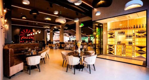 un restaurant avec des tables et des chaises et un bar dans l'établissement Les Gites du Moul'1, à Duppigheim