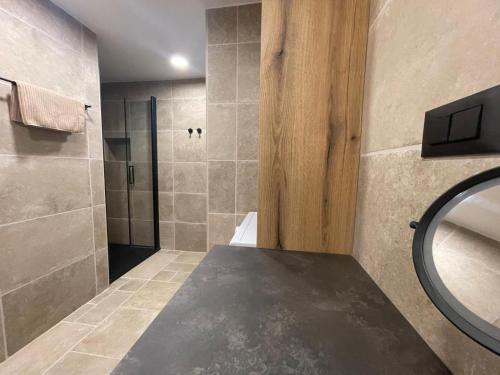 Bilik mandi di Sea Sage Suites