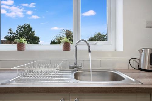 Dapur atau dapur kecil di NEW! 3BR in County Durham
