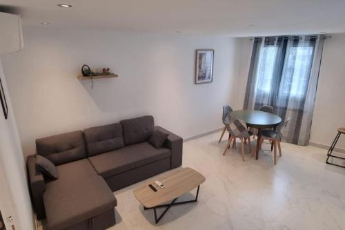 un salon avec un canapé et une table dans l'établissement Appartement Lacassagne-près de la Gare, à Lyon