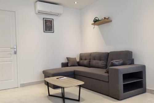 un salon avec un canapé marron et une table dans l'établissement Appartement Lacassagne-près de la Gare, à Lyon