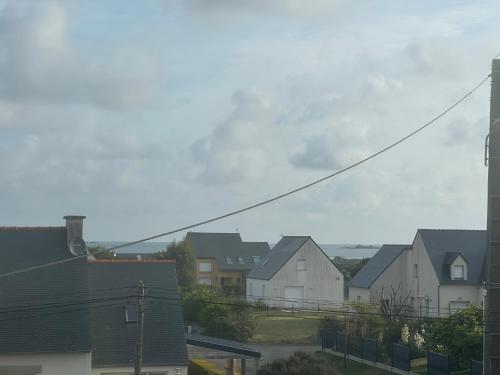 une rangée de maisons dans un quartier résidentiel dans l'établissement Maison bord de mer, à Pleubian