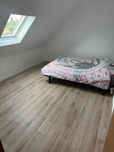 Ce lit se trouve dans un dortoir doté de parquet. dans l'établissement Maison bord de mer, à Pleubian