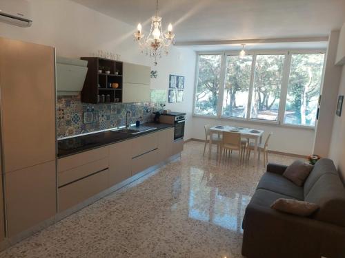 - une cuisine avec un canapé et une table dans une chambre dans l'établissement Calipso casa vacanza, à Marina di San Vito