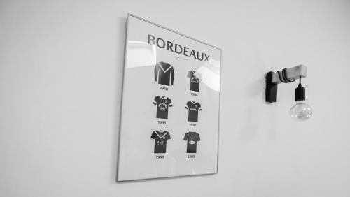 a door with a sign that readsrotatedavis at Le Domaine du petit Basque -20 pers in Talence
