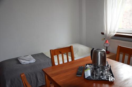 a small room with a table and a bed and a table sidx sidx at Zielony Dom in Bolesławiec