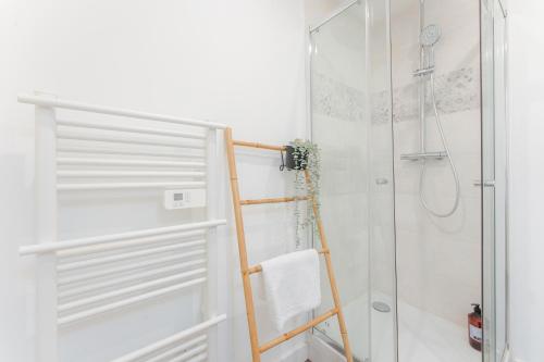 La salle de bains est pourvue d'une douche avec une échelle. dans l'établissement Le passage Douard - Studio à Nantes, à Nantes