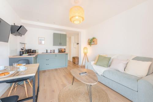 un salon avec un canapé et une table dans l'établissement Le passage Douard - Studio à Nantes, à Nantes