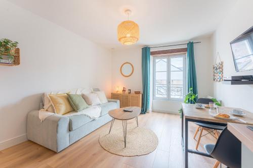 un salon avec un canapé et une table dans l'établissement Le passage Douard - Studio à Nantes, à Nantes