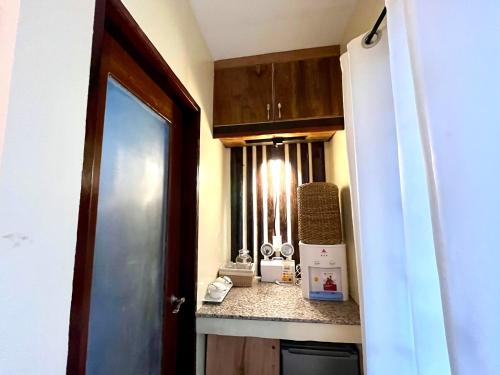 una camera con cucina con bancone e porta di Cozy Bungalow Isa with AC and Generator in General Luna a General Luna