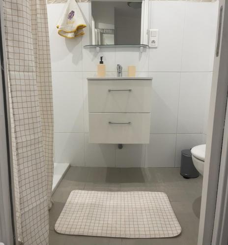 une salle de bain blanche avec un lavabo et des toilettes dans l'établissement Appartement- Studio avec terrasse, à Gagny