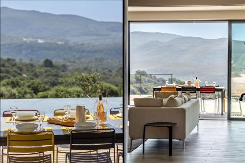 un salon avec une table et un canapé dans l'établissement Villa Mirage luxury and design in Bonnieux, à Bonnieux
