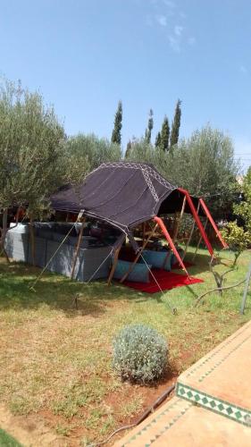 a building with a tarp on top of it at Villa Palmengarten Meknès bei Fes in Meknès