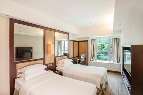 Giường trong phòng chung tại Royal View Hotel