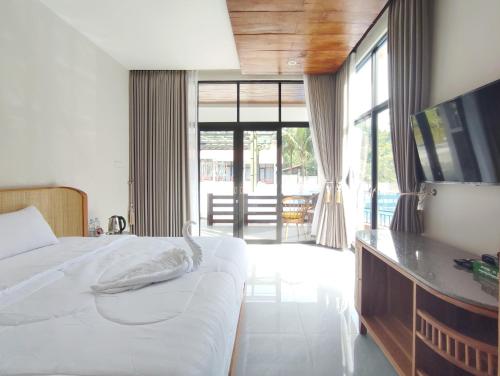 Postel nebo postele na pokoji v ubytování Oemah Tahu Banjarnegara Resto and Resort Mitra RedDoorz