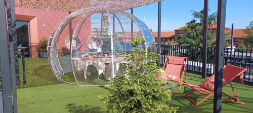 - un kiosque avec une table et des chaises dans la cour dans l'établissement Novotel Saint-Étienne Centre Gare Châteaucreux, à Saint-Étienne