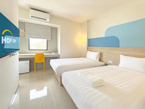 Postel nebo postele na pokoji v ubytování HOP INN Prachuap Khiri Khan