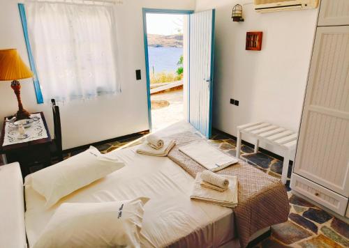una camera da letto con un letto grande con asciugamani sopra di Villa Elena Kythnos a Mérichas
