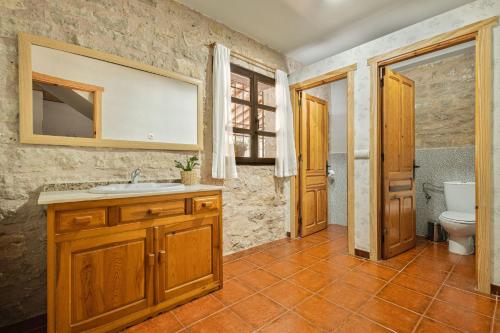 Ένα μπάνιο στο Casa Rural la Laguna