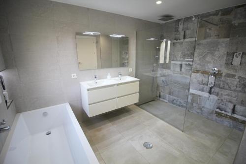 Ένα μπάνιο στο Beautiful Three Bedrooms Los Olivos Penthouse