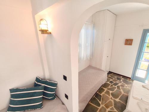 un soggiorno con un divano e una finestra di Villa Elena Kythnos a Mérichas