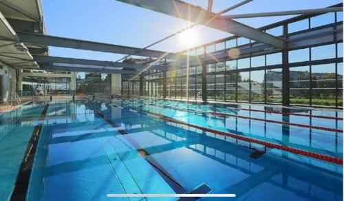 une grande piscine bien exposée à travers les fenêtres dans l'établissement Sea and Sky 8 personnes, à Cannes