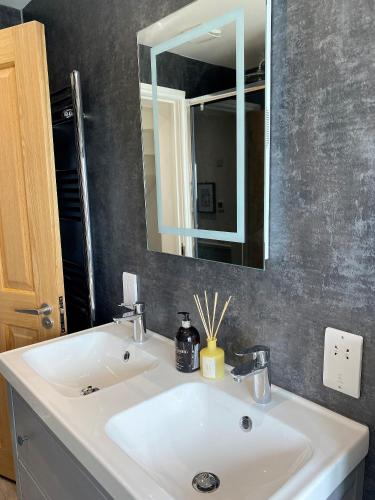 Superb townhouse near vibrant Gloucester Road photo 24