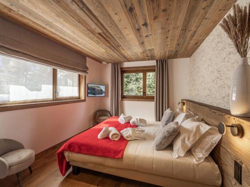 Posteľ alebo postele v izbe v ubytovaní Chalet de Luxe avec Piscine et Sauna, Proche des Pistes à Courchevel - FR-1-568-33
