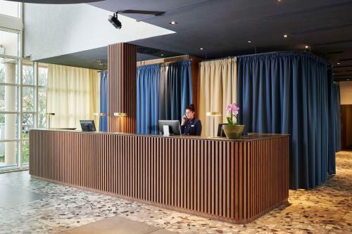 a woman sitting at a desk in an office at NH Frankfurt Airport in Kelsterbach