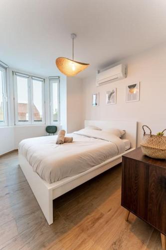 - une grande chambre blanche avec un grand lit blanc dans l'établissement Rooftop - Villa Leone - Appartement à 500m plage, à La Tente-Verte