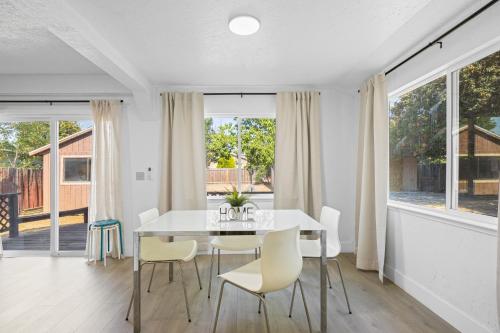 Fotografie z fotogalerie ubytování # Marbella Lane - Modern Cabin-style 2BR Home v destinaci Campbell