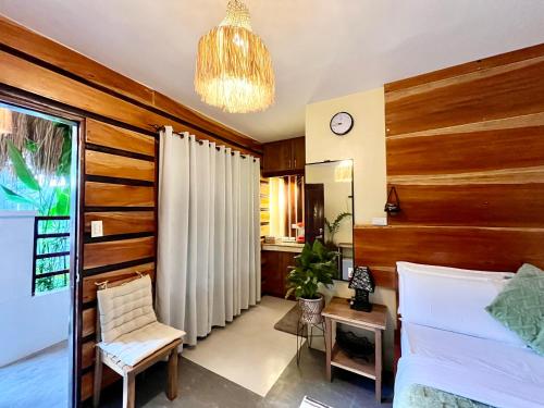 Postel nebo postele na pokoji v ubytování Cozy Bungalow Dua with AC and Generator in General Luna